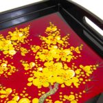 Plateau en Bois Laqué Rouge, Motif Fleurs de Cerisier Jaunes. Décoration et Artisanat du Vietnam. Article vendu par la Boutique Art-saigon.com