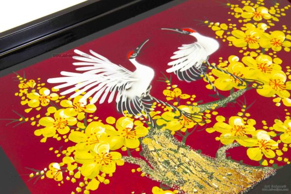 Plateau en Bois Laqué Rouge, Motif Couple de Grues et Fleurs de Cerisier Jaunes. Décoration et Artisanat du Vietnam. Article vendu par la Boutique Art-saigon.com