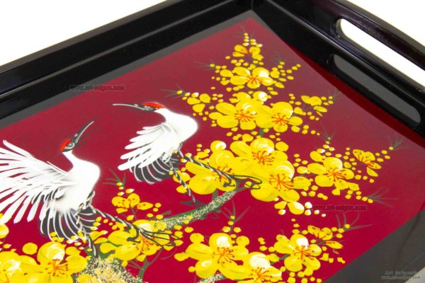 Plateau en Bois Laqué Rouge, Motif Couple de Grues et Fleurs de Cerisier Jaunes. Décoration et Artisanat du Vietnam. Article vendu par la Boutique Art-saigon.com