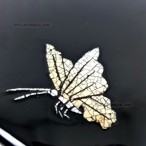 Sous-verre en Bois Laqué Noir, Motif Papillon. Décoration et Artisanat du Vietnam. Article vendu par la Boutique Art-saigon.com