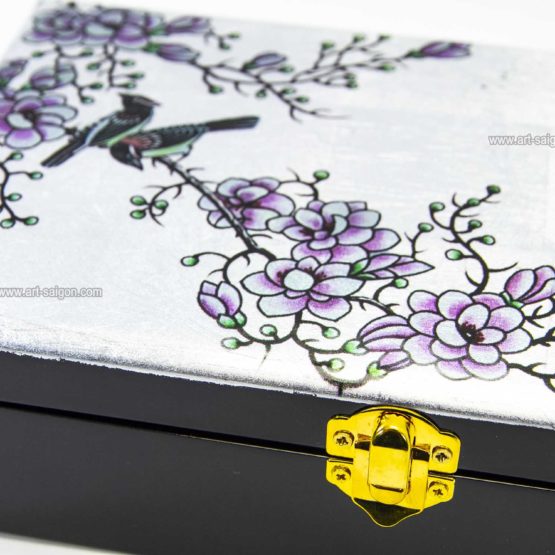 Boite à bijoux chinoise laquée noire au motif floral nacré et