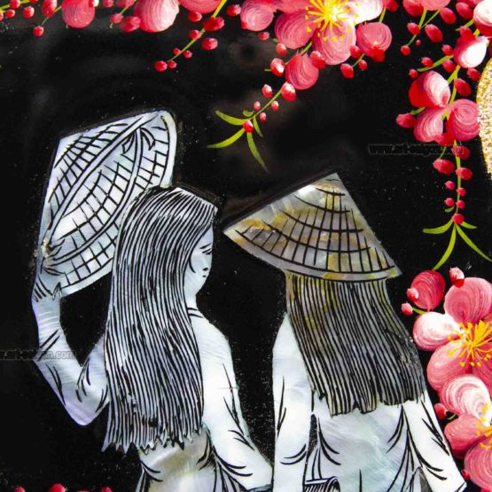 Tableau en Bois Laqué et Nacre, Motif Femmes Vietnamiennes et Fleurs de Cerisier. Décoration et Artisanat du Vietnam. Article vendu par la Boutique Art-saigon.com
