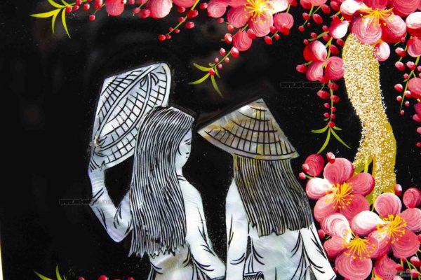 Tableau en Bois Laqué et Nacre, Motif Femmes Vietnamiennes et Fleurs de Cerisier. Décoration et Artisanat du Vietnam. Article vendu par la Boutique Art-saigon.com