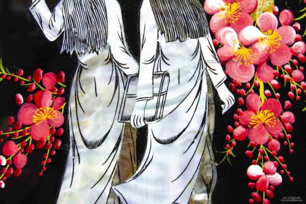 Tableau en Bois Laqué et Nacre, Motif Femmes Vietnamiennes et Fleurs de Cerisier. Décoration et Artisanat du Vietnam. Article vendu par la Boutique Art-saigon.com