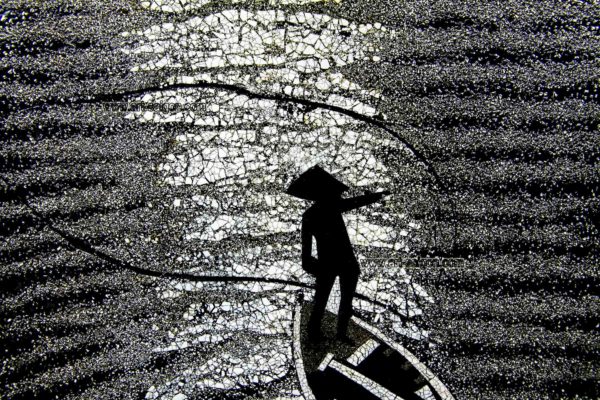 Tableau en Bois Laqué et Coquille d'Œuf, Motif Pêcheur Vietnamien. Décoration et Artisanat du Vietnam. Article vendu par la Boutique Art-saigon.com