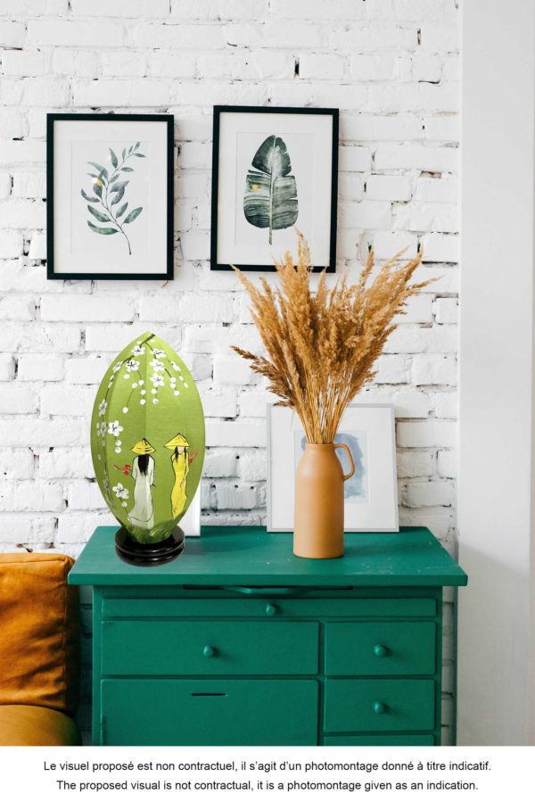 Lampe de Chevet en Pétale de Lotus en Tissu de Lin Vert, fabrication artisanale à Hoi An au Vietnam. Peint à la main, Motif Femmes Vietnamiennes et Fleur de Cerisier. Article vendu par la Boutique Art-saigon.com