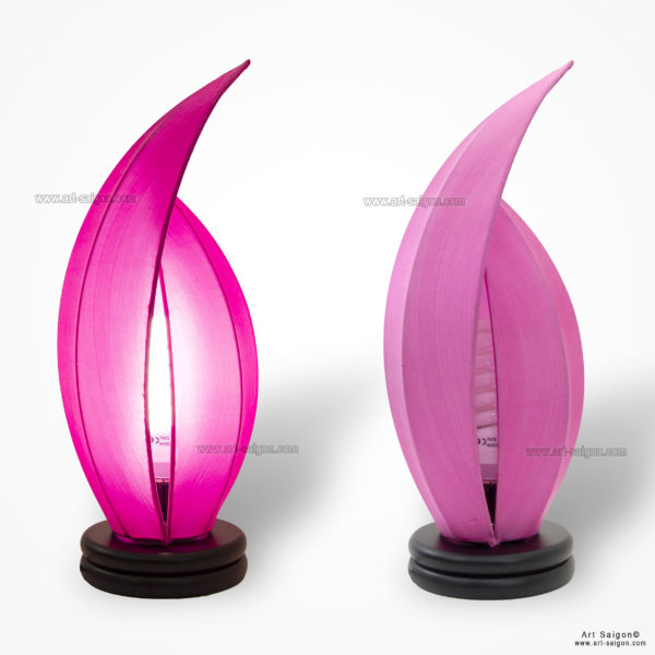 Lampe de Chevet en Pétale de Lotus en Tissu de Soie Rose, Lampe de Table de Hoi An au Vietnam. Fabrication Artisanale. Article vendu par la Boutique Art-saigon.com