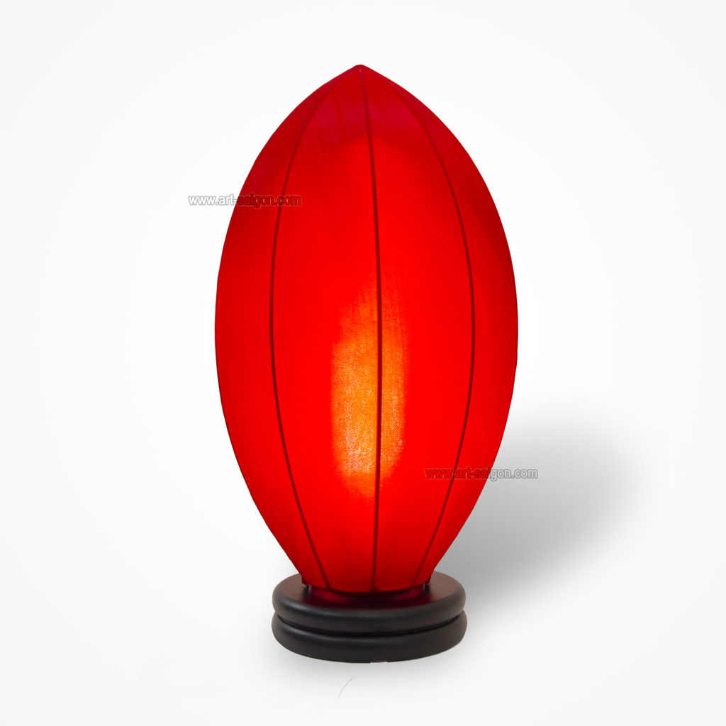 Lampe de Chevet en Pétale de Lotus en Tissu de Soie Rouge, Lampe de Table de Hoi An au Vietnam. Fabrication Artisanale. Article vendu par la Boutique Art-saigon.com