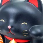 Maneki Neko, Fabriqué au Japon. Chat Porte Bonheur Japonais, Couleur Noir | Décoration et Artisanat Asiatique - Article vendu par la Boutique Art-Saigon.com