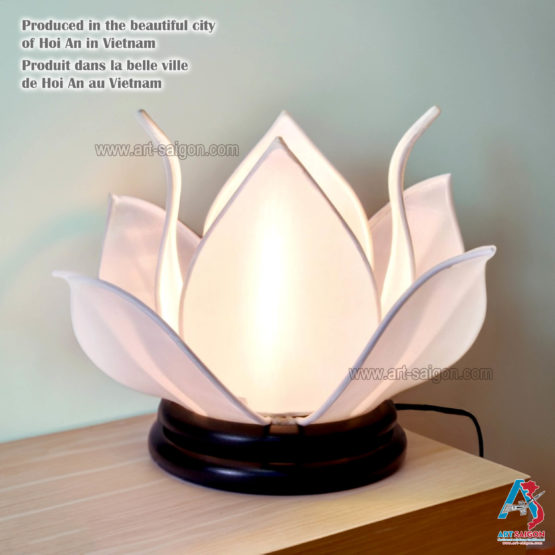 Lampe de chevet Fleur de Lotus en soie blanc, fabrication artisanale à Hoi An au Vietnam. Article vendu par la Boutique Art-saigon.com