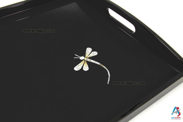 Plateau en Bois Laqué Noir, Motif Libellule en coquille d'd’œuf. Décoration et Artisanat du Vietnam. Article vendu par la Boutique Art-saigon.com