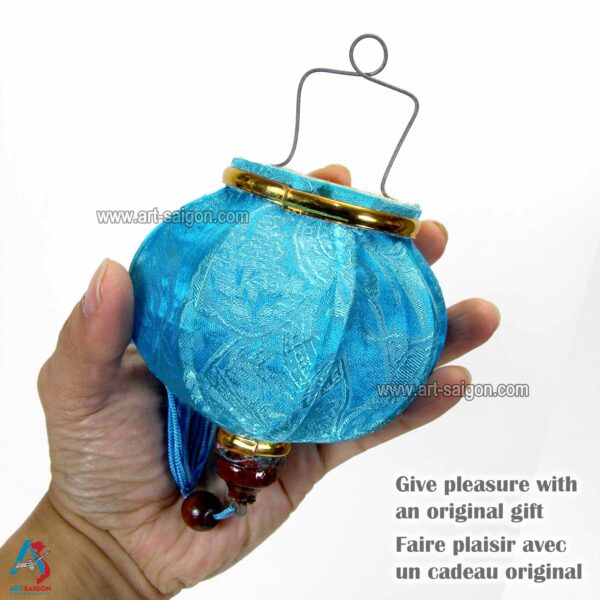 Lampion Asiatique en Soie Bleu de la ville de Hoi An au Vietnam, Lanterne Traditionnel en Tissu, Bambou et Bois | Décoration et Artisanat Asiatique - Article vendu par la Boutique Art-saigon.com