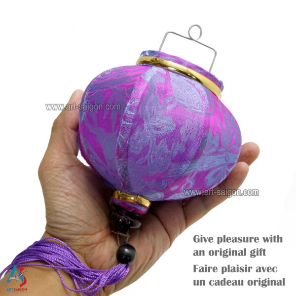 Lampion Asiatique en Soie Mauve de la ville de Hoi An au Vietnam, Lanterne Traditionnel en Tissu, Bambou et Bois | Décoration et Artisanat Asiatique - Article vendu par la Boutique Art-saigon.com
