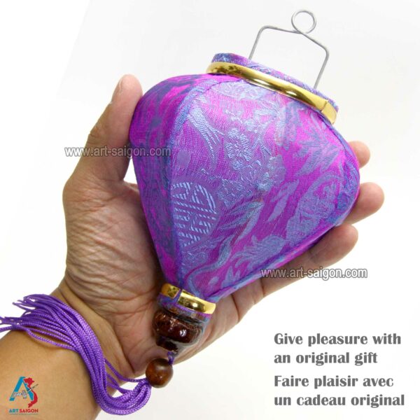 Lampion Asiatique en Soie Mauve de la ville de Hoi An au Vietnam, Lanterne Traditionnel en Tissu, Bambou et Bois | Décoration et Artisanat Asiatique - Article vendu par la Boutique Art-saigon.com