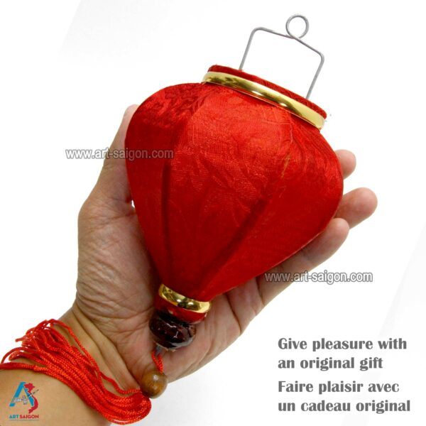 Lampion Asiatique en Soie Rouge de la ville de Hoi An au Vietnam, Lanterne Traditionnel en Tissu, Bambou et Bois | Décoration et Artisanat Asiatique - Article vendu par la Boutique Art-saigon.com
