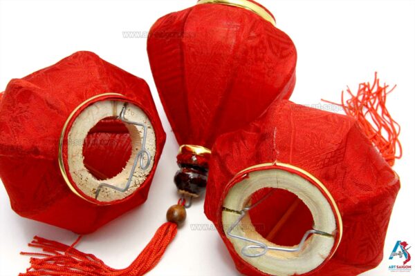 Lampion Asiatique en Soie Rouge de la ville de Hoi An au Vietnam, Lanterne Traditionnel en Tissu, Bambou et Bois | Décoration et Artisanat Asiatique - Article vendu par la Boutique Art-saigon.com