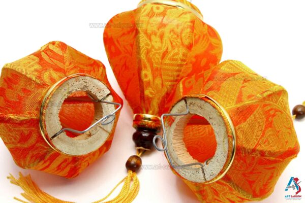 Lampion Asiatique en Soie Orange de la ville de Hoi An au Vietnam, Lanterne Traditionnel en Tissu, Bambou et Bois | Décoration et Artisanat Asiatique - Article vendu par la Boutique Art-saigon.com