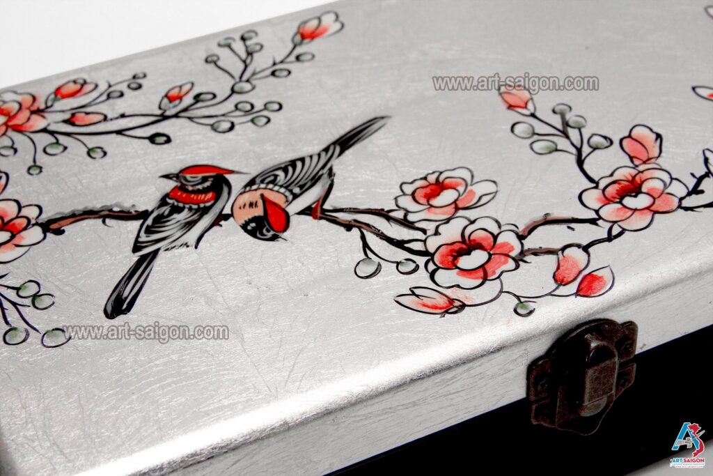 Boite Bijoux en Bois Laqué Argenté "Couple d’oiseaux et Fleurs de Cerisier". Décoration et Artisanat du Vietnam. Article vendu par la Boutique Art-saigon.com